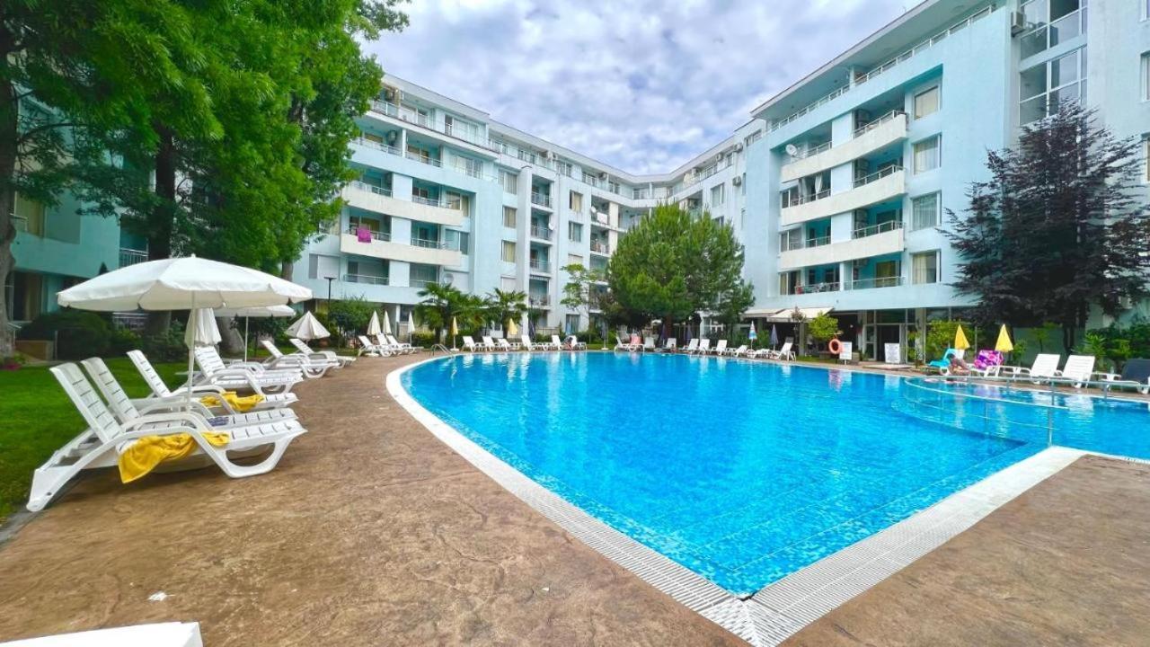 Niko Apartments Pantai Sunny Bagian luar foto